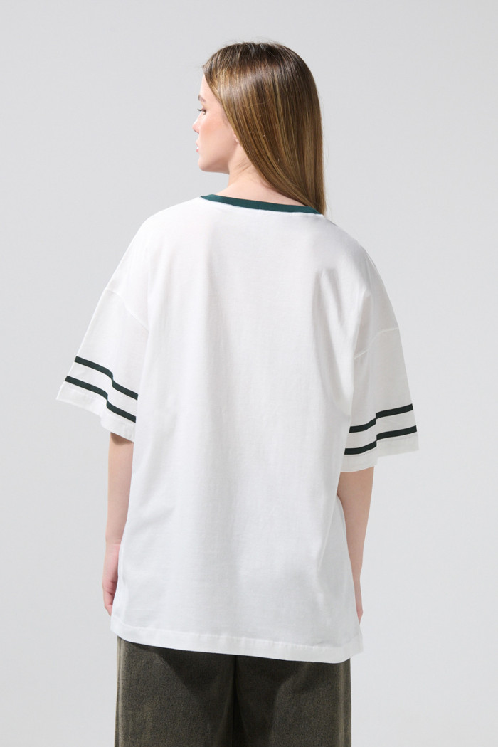 Camiseta cuello V oversize crema clara con texto college