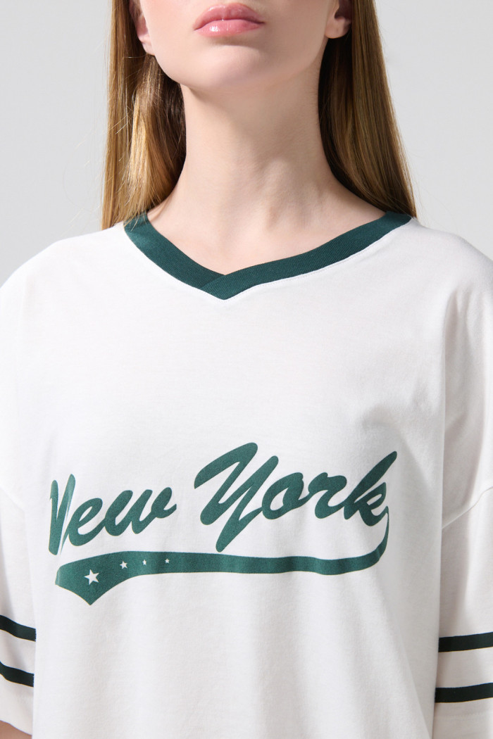 Camiseta cuello V oversize crema clara con texto college