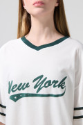 Camiseta cuello V oversize crema clara con texto college