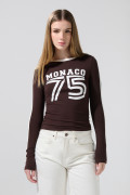 Camiseta college café oscura ajustada con manga larga