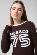 Camiseta college café oscura ajustada con manga larga