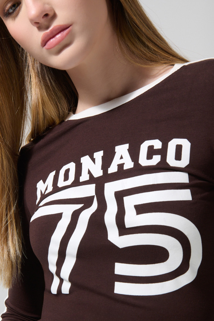 Camiseta college café oscura ajustada con manga larga