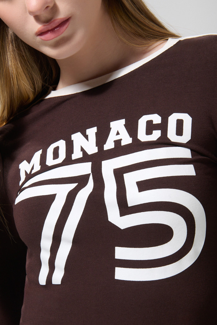 Camiseta college café oscura ajustada con manga larga