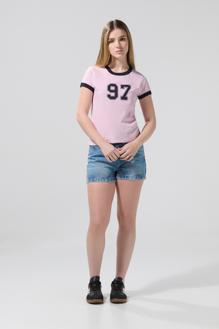 Camiseta rosada college con contrastes y cuello redondo