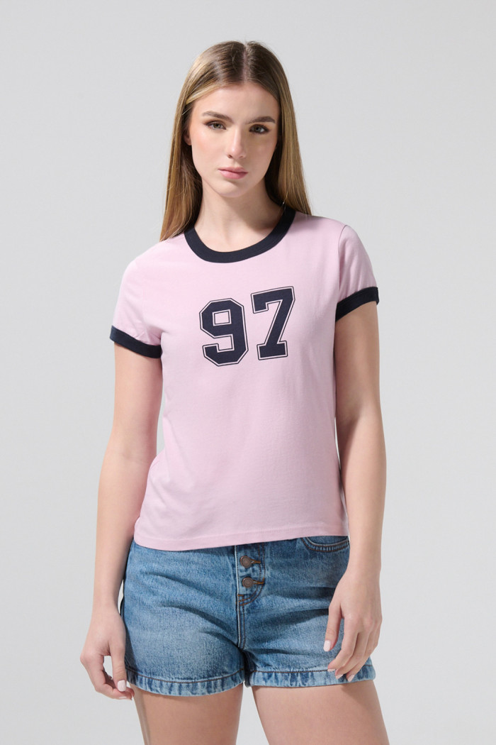 Camiseta rosada college con contrastes y cuello redondo