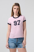 Camiseta rosada college con contrastes y cuello redondo