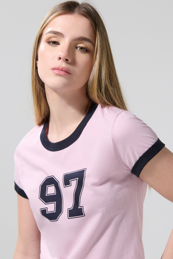 Camiseta rosada college con contrastes y cuello redondo