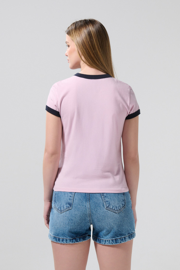 Camiseta rosada college con contrastes y cuello redondo