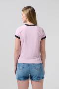 Camiseta rosada college con contrastes y cuello redondo