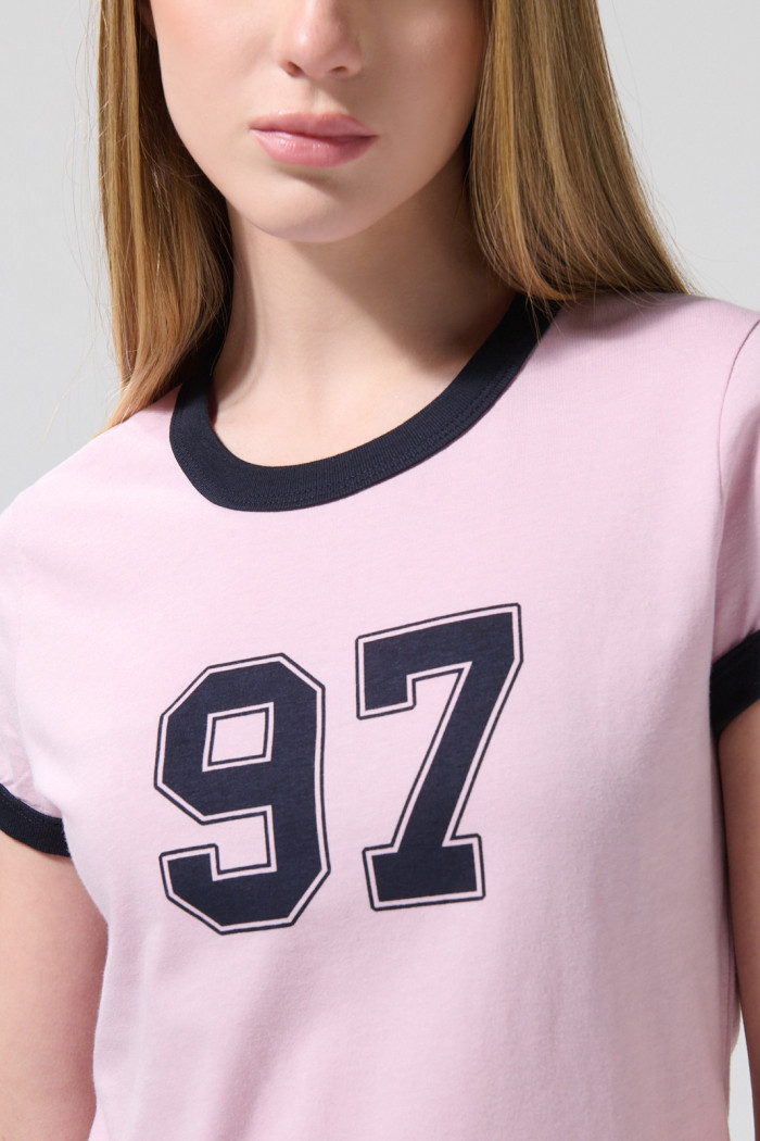 Camiseta rosada college con contrastes y cuello redondo