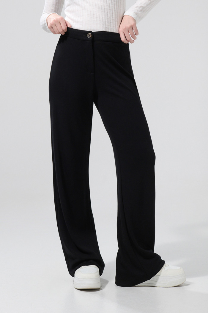 Pantalón palazzo negro con bota recta y tiro alto