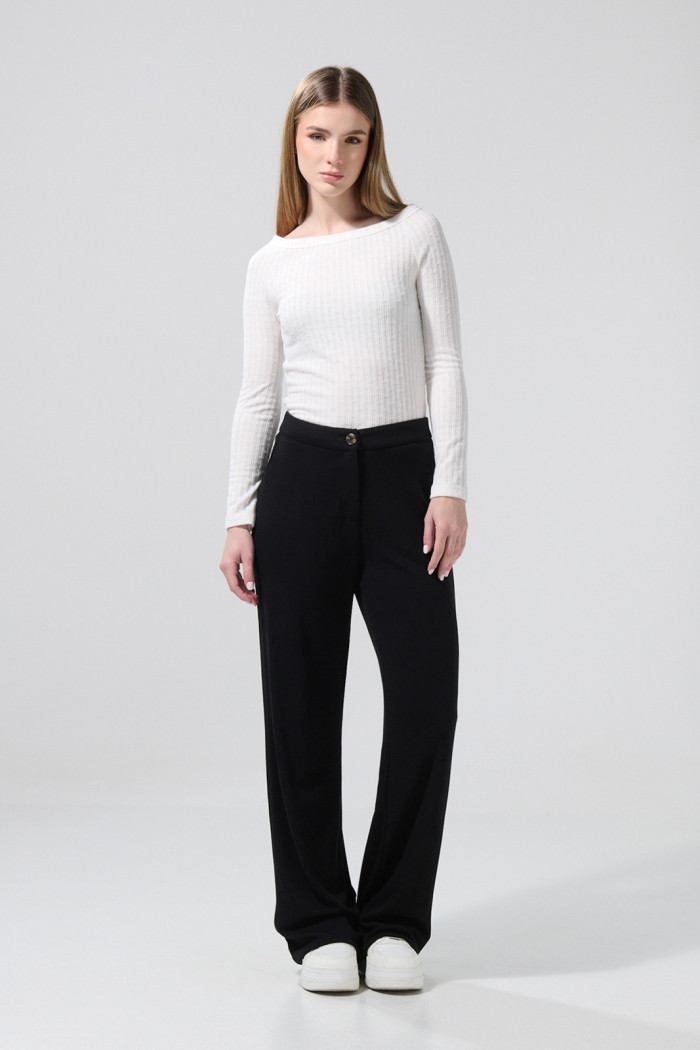 Pantalón palazzo negro con bota recta y tiro alto