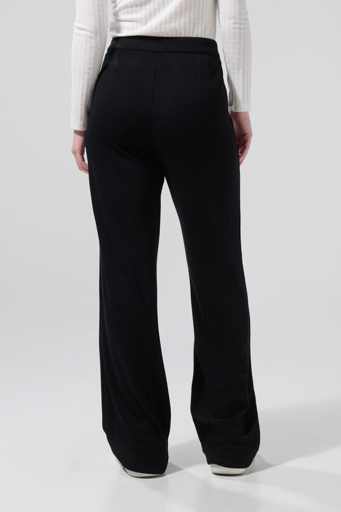 Pantalón palazzo negro con bota recta y tiro alto