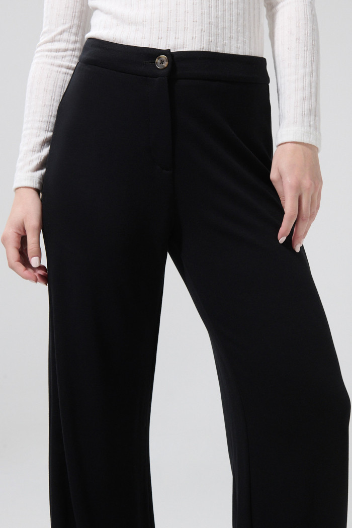 Pantalón palazzo negro con bota recta y tiro alto