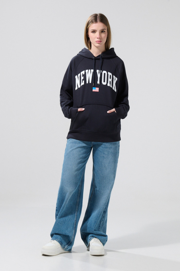 Buzo con capota oversize azul y diseño college