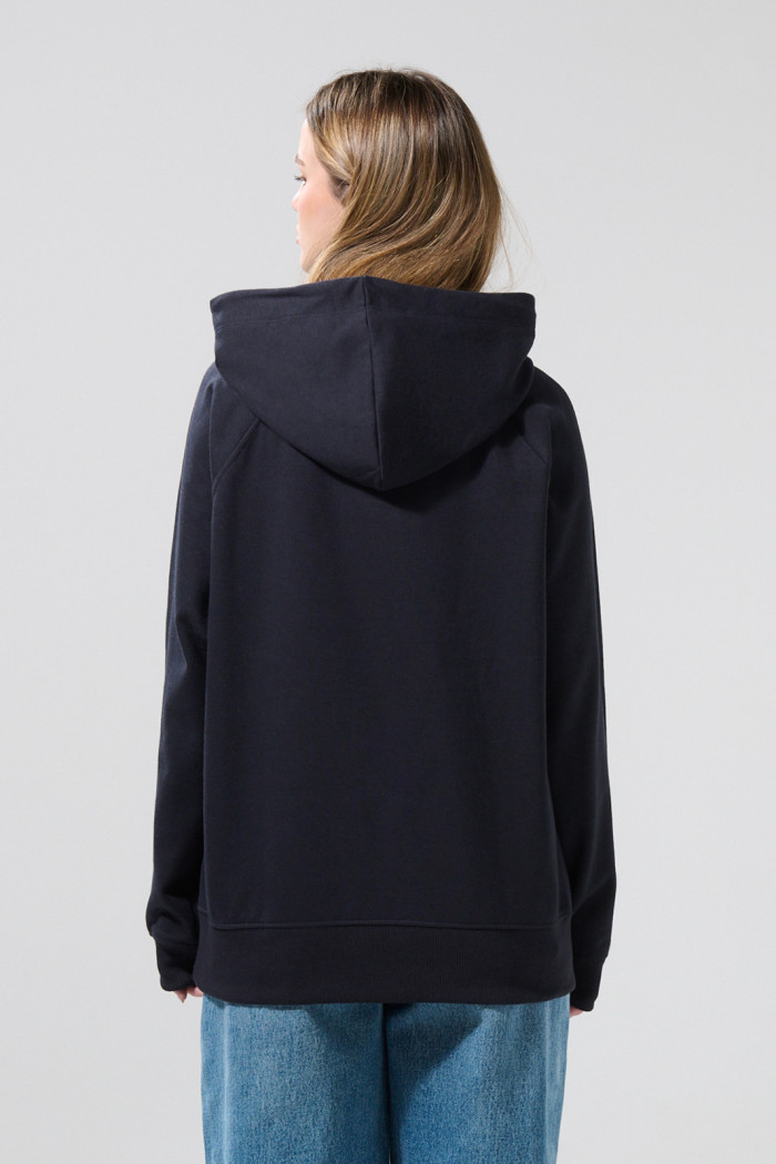 Buzo con capota oversize azul y diseño college