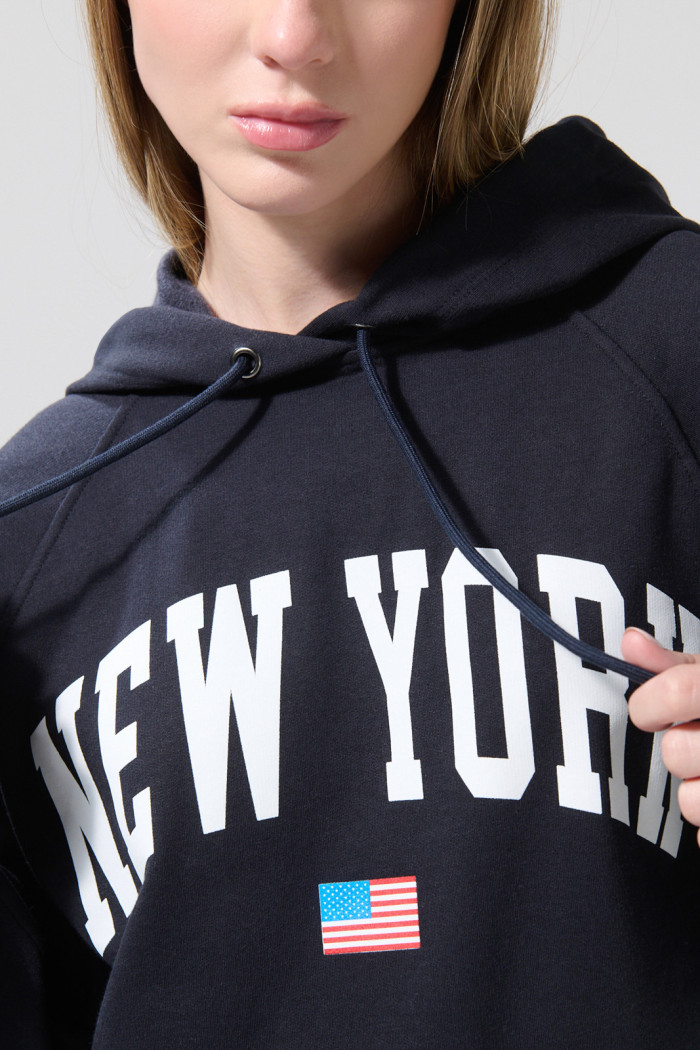 Buzo con capota oversize azul y diseño college