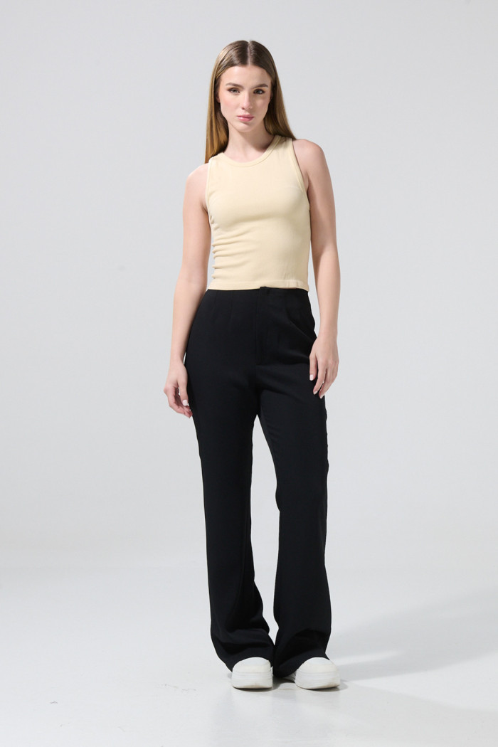 Pantalón negro flare tiro alto con aberturas y bota ancha
