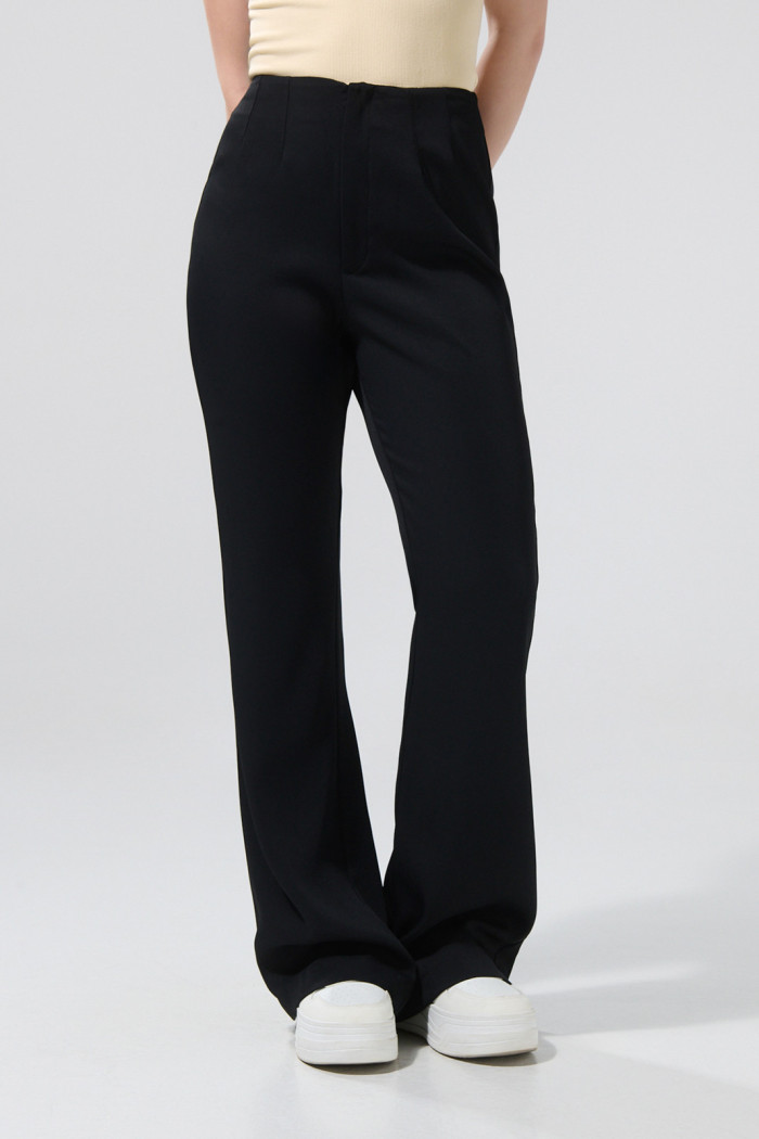 Pantalón negro flare tiro alto con aberturas y bota ancha