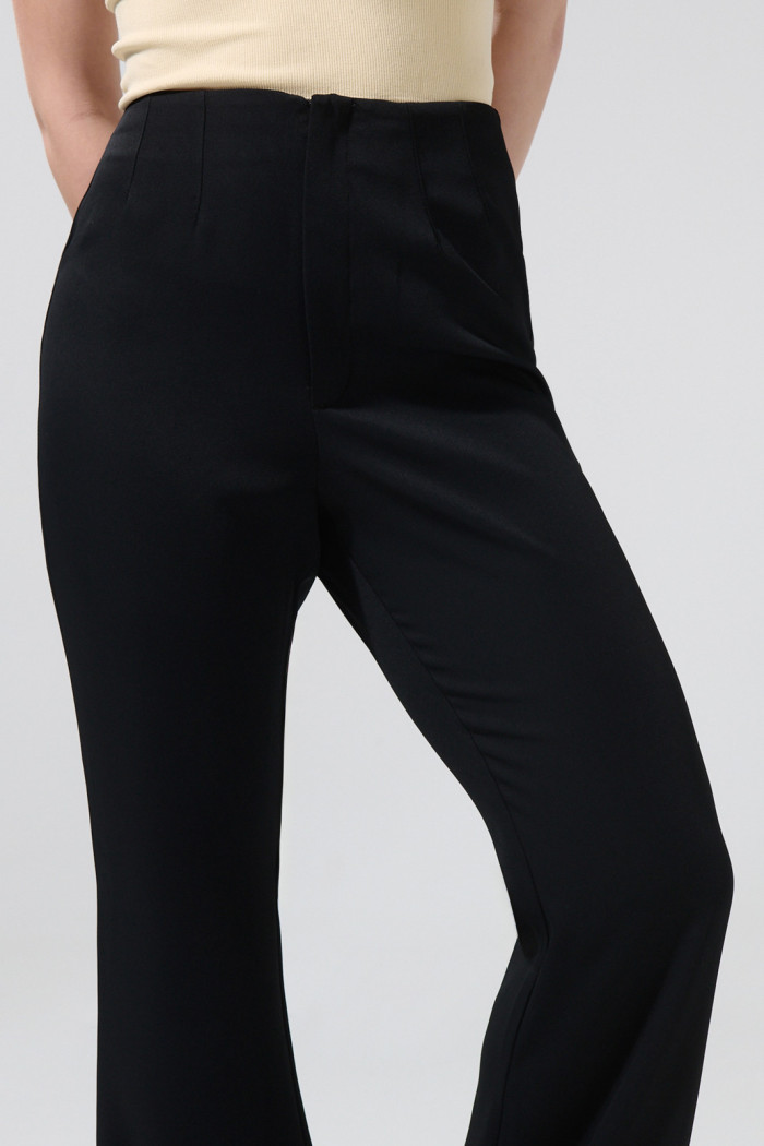 Pantalón negro flare tiro alto con aberturas y bota ancha