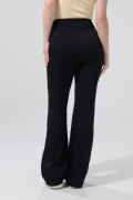 Pantalón negro flare tiro alto con aberturas y bota ancha
