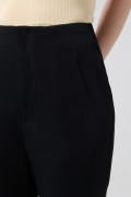 Pantalón negro flare tiro alto con aberturas y bota ancha