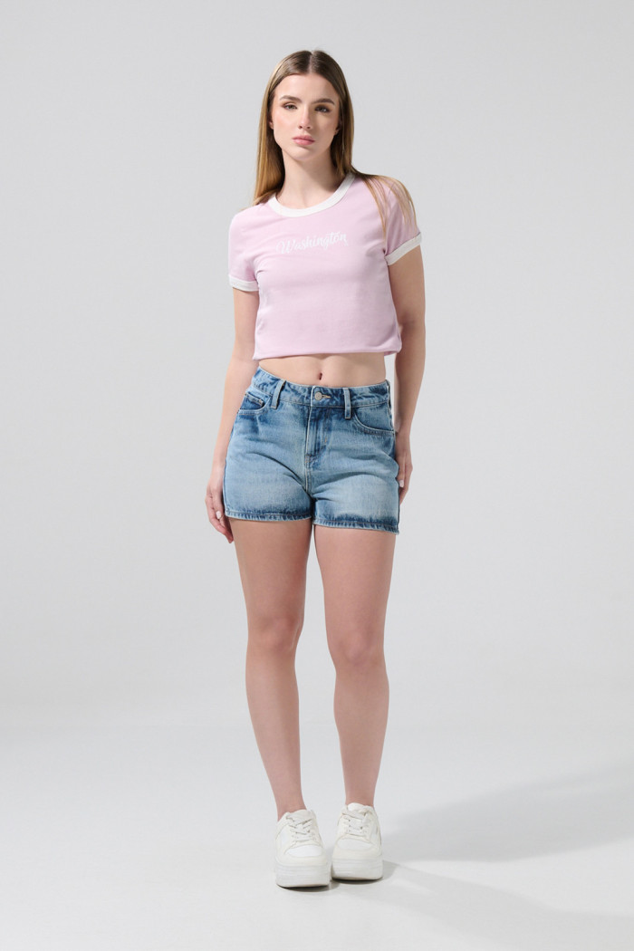 Short tiro alto azul claro de jean con ligeros desgastes