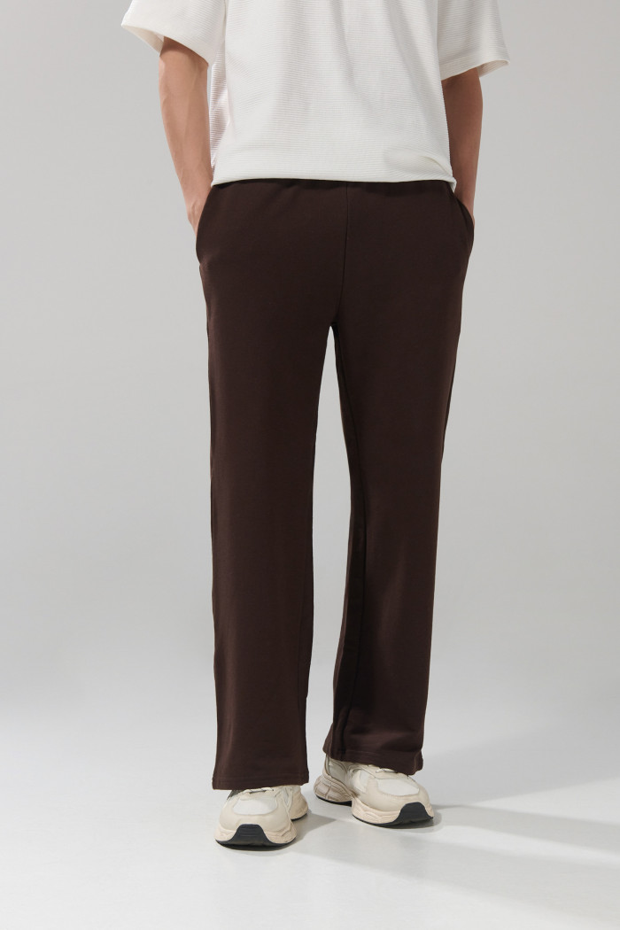 Pantalón unicolor jogger con bota recta y 2 bolsillos