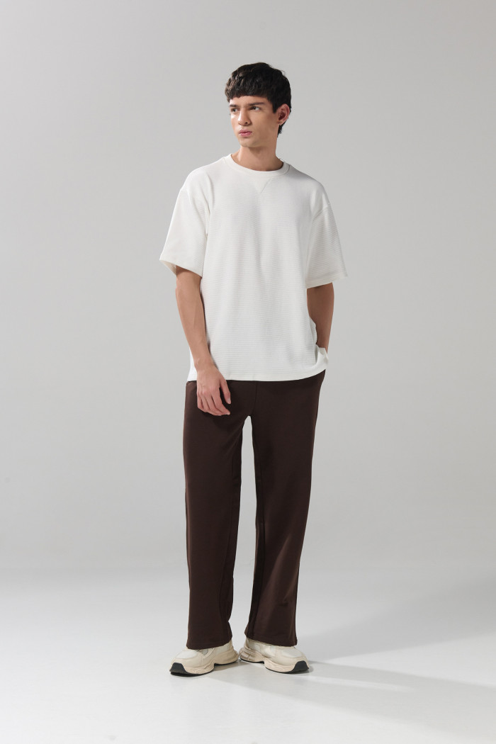 Pantalón unicolor jogger con bota recta y 2 bolsillos
