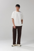 Pantalón unicolor jogger con bota recta y 2 bolsillos