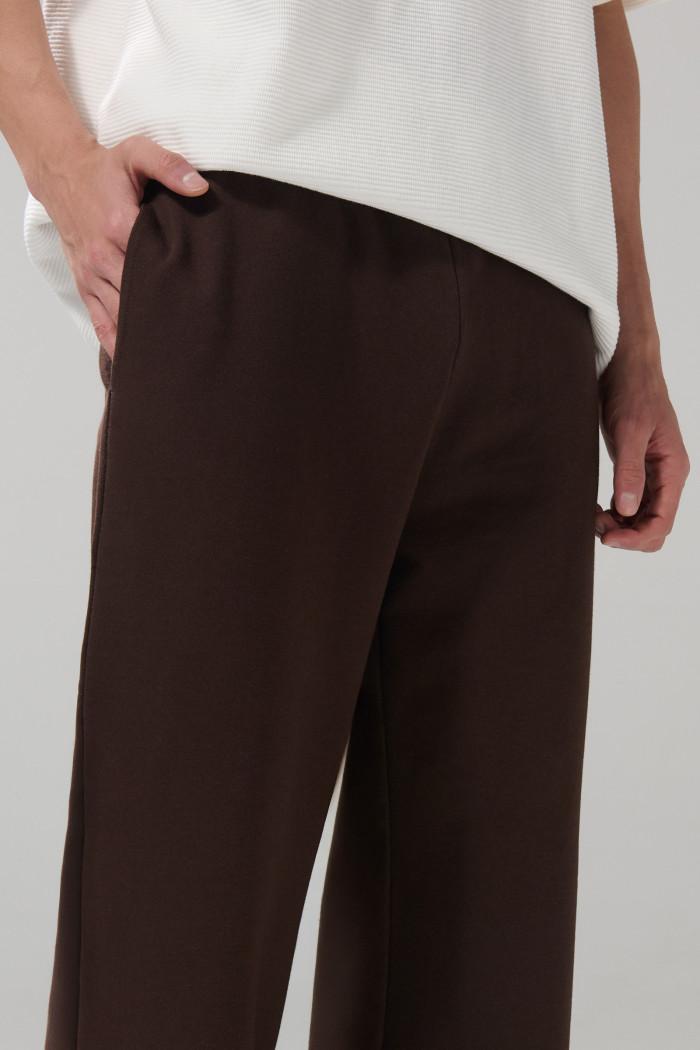 Pantalón unicolor jogger con bota recta y 2 bolsillos