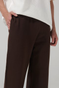 Pantalón unicolor jogger con bota recta y 2 bolsillos