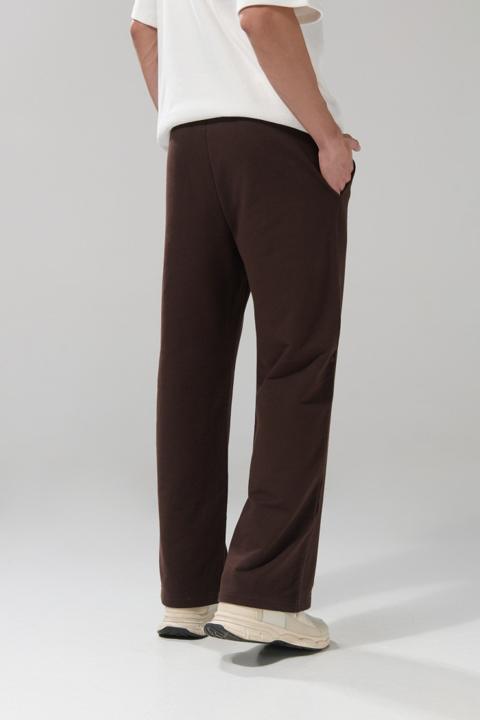 Pantalón unicolor jogger con bota recta y 2 bolsillos