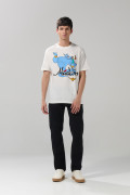 Camiseta crema cuello redondo con diseño de Aladdín