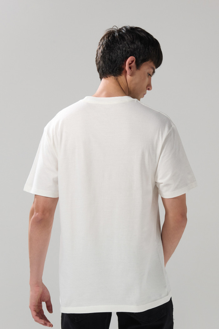 Camiseta crema cuello redondo con diseño de Aladdín