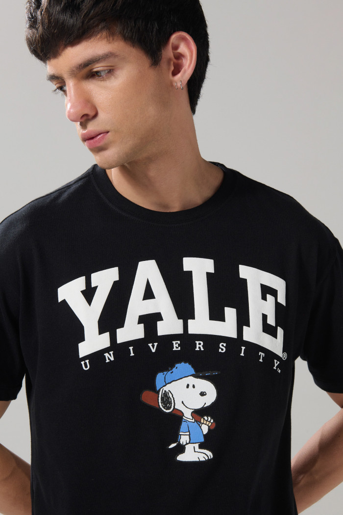 Camiseta cuello redondo negra de Snoopy & Yale