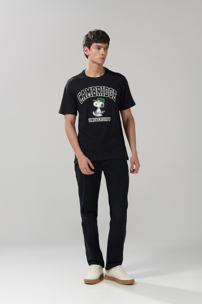 Camiseta negra de Snoopy & Cambridge manga corta