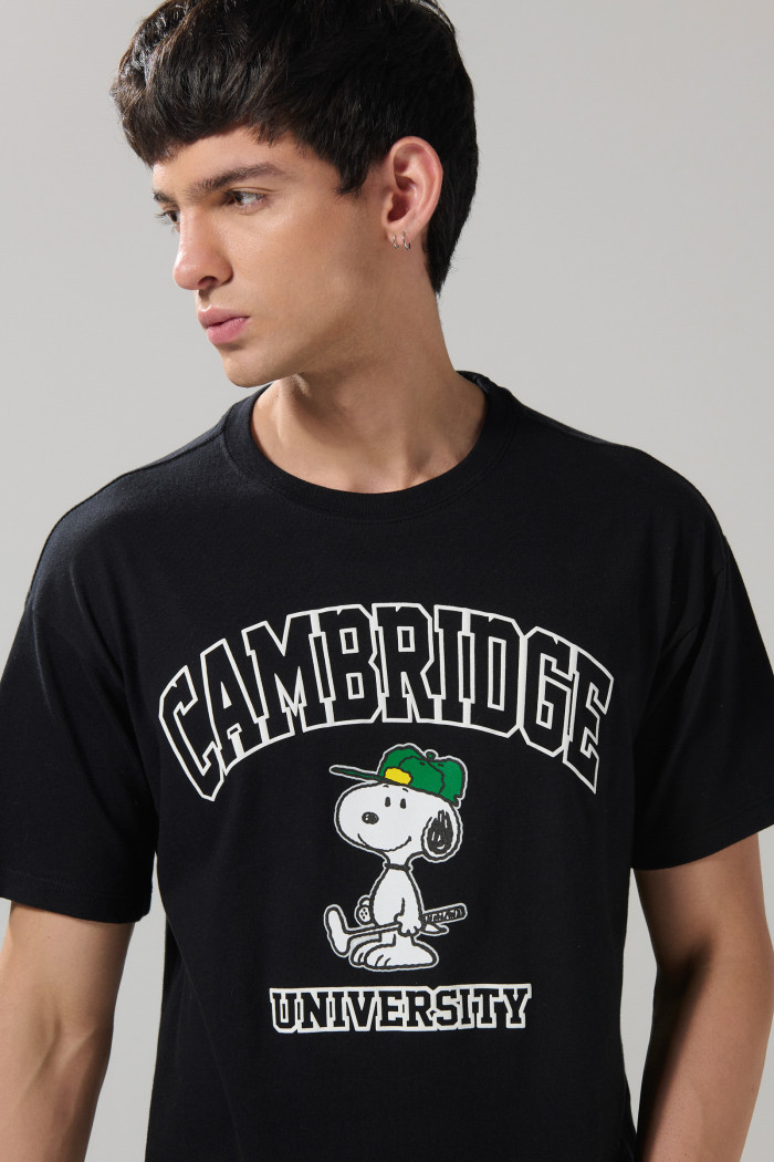 Camiseta negra de Snoopy & Cambridge manga corta