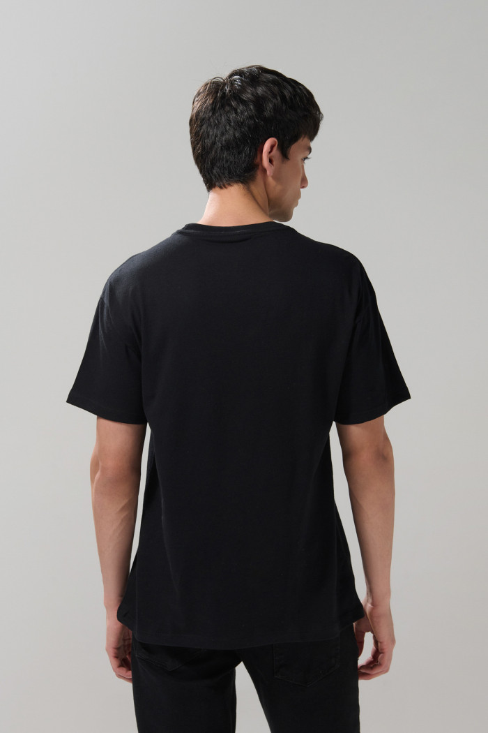 Camiseta negra de Snoopy & Cambridge manga corta