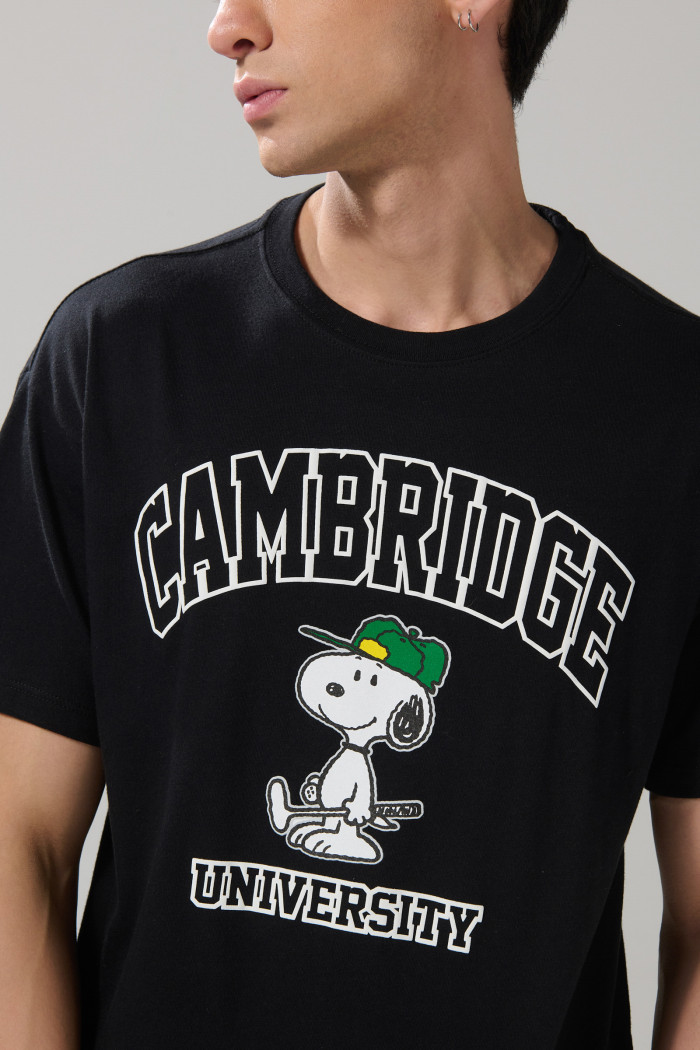 Camiseta negra de Snoopy & Cambridge manga corta