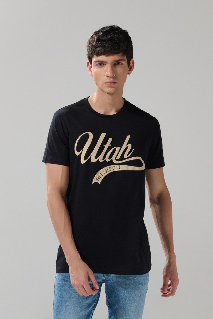 Camiseta negra básica con manga corta en algodón estampado tipo college