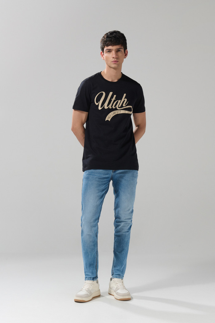 Camiseta negra básica con manga corta en algodón estampado tipo college
