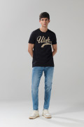 Camiseta negra básica con manga corta en algodón estampado tipo college