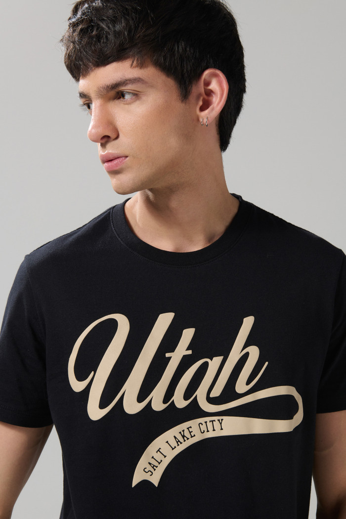 Camiseta negra básica con manga corta en algodón estampado tipo college