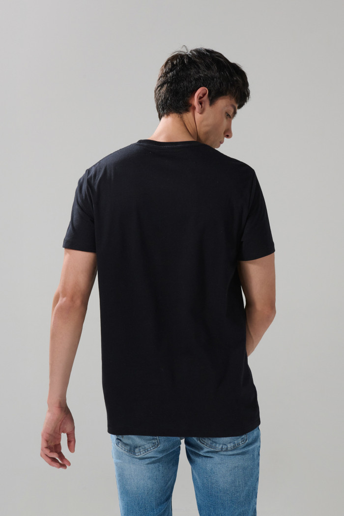 Camiseta negra básica con manga corta en algodón estampado tipo college