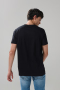 Camiseta negra básica con manga corta en algodón estampado tipo college