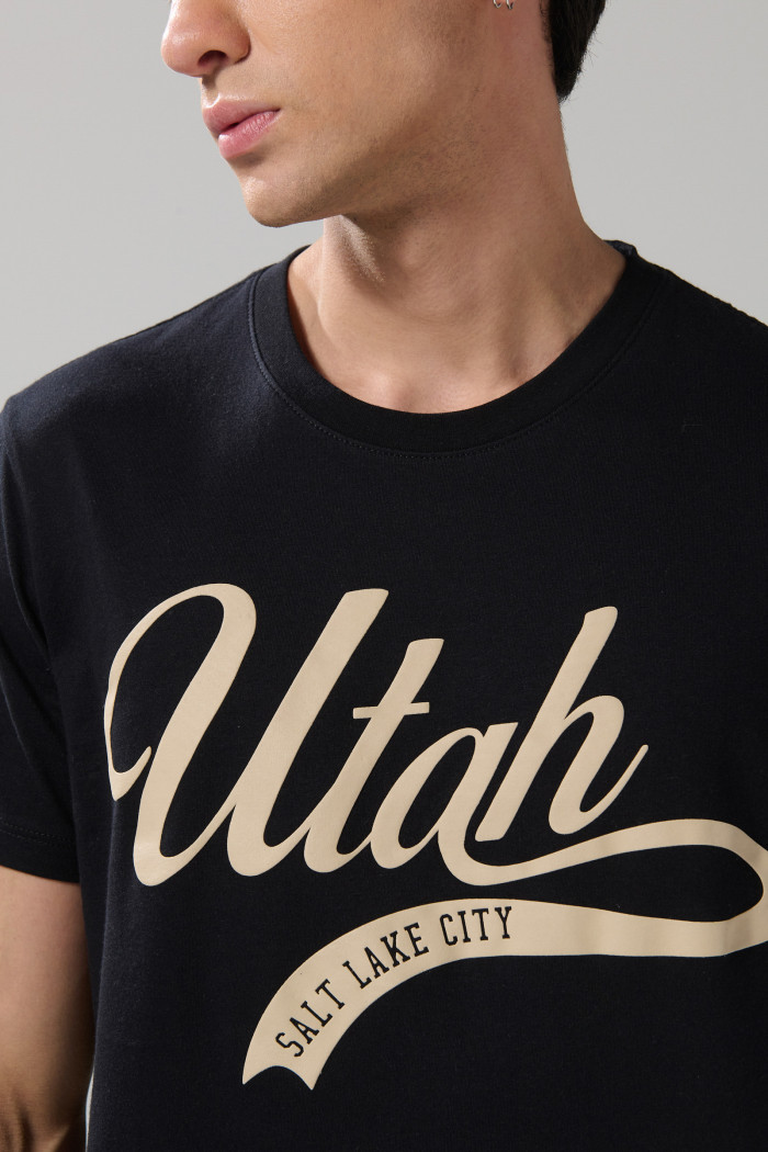 Camiseta negra básica con manga corta en algodón estampado tipo college