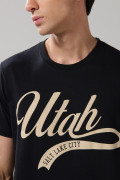 Camiseta negra básica con manga corta en algodón estampado tipo college