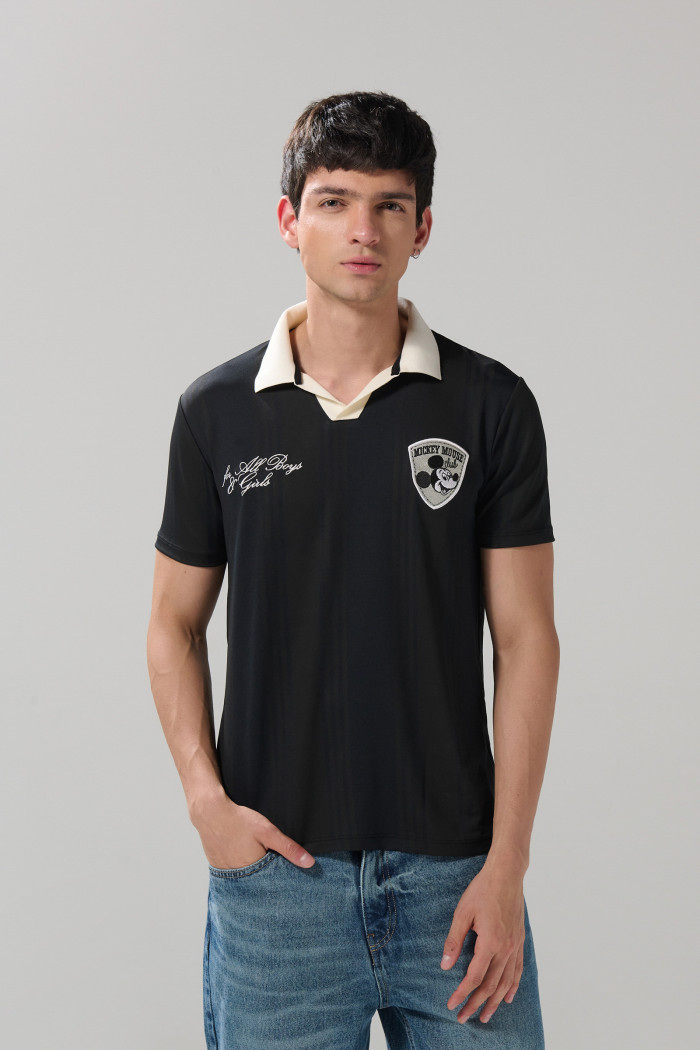 Camiseta negra con diseños de Mickey y cuello polo
