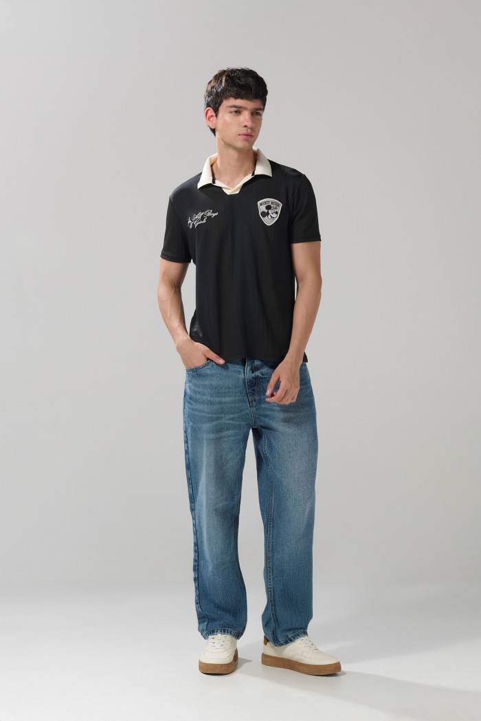 Camiseta negra con diseños de Mickey y cuello polo